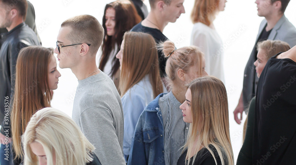Obraz premium groups of young people moving in different directions