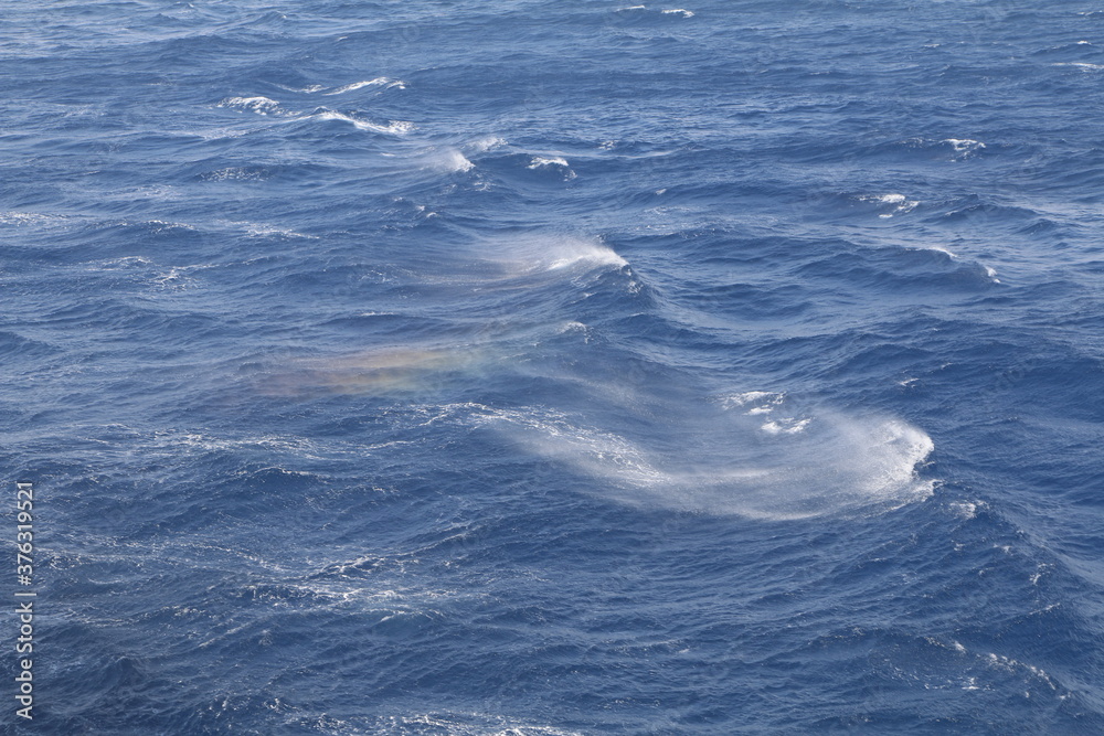 arcobaleno sopra le onde in mezzo al mare arcobaleno sopra le onde in mezzo al mare
