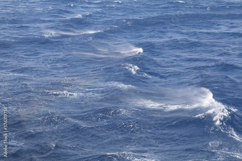 arcobaleno sopra le onde in mezzo al mare