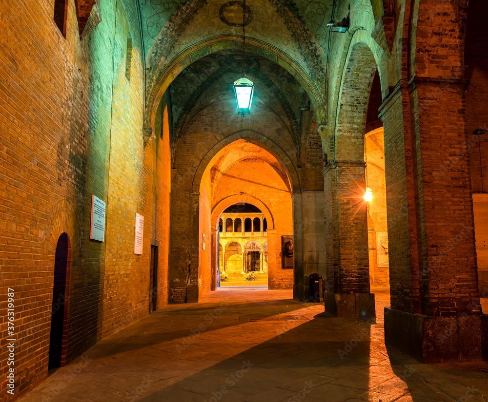 Fototapeta premium Cortile Federico II - Piazza del Comune, Cremona