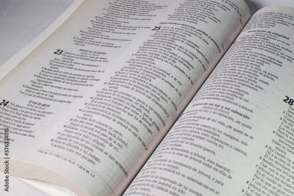 Biblia, leyendo la santa palabra de Dios Biblia, leyendo la santa palabra de Dios