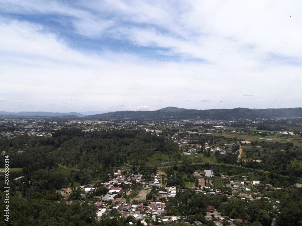 Obraz premium bajo un cielo celeste y blanco