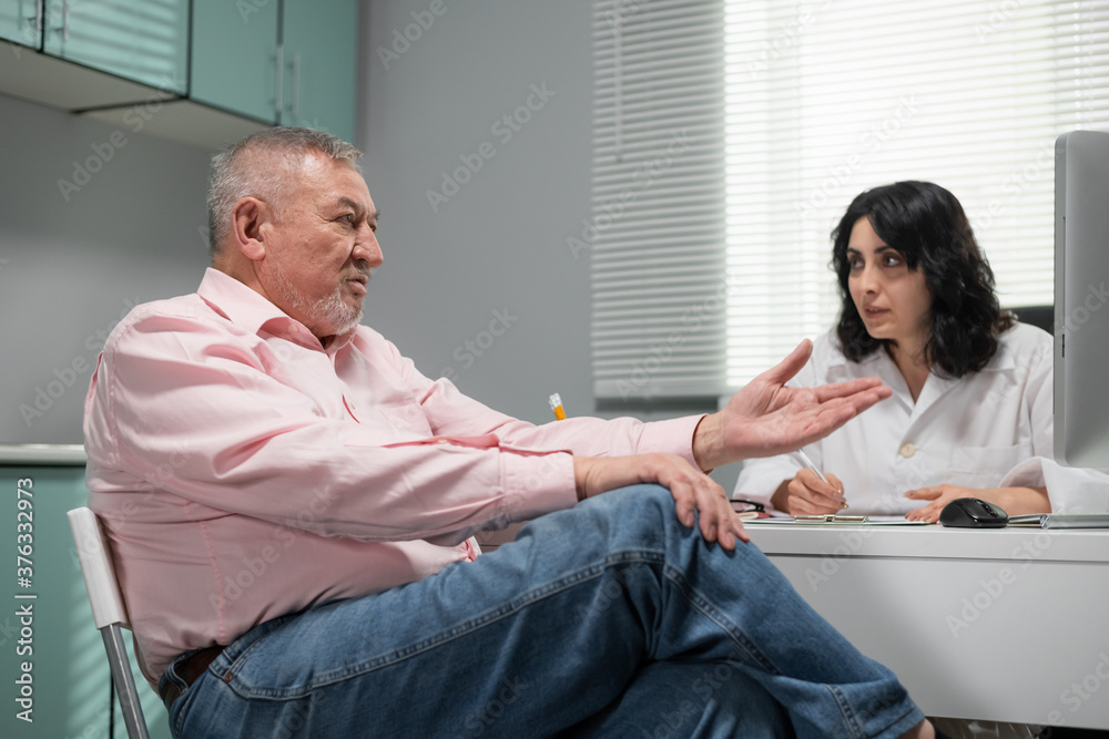 Obraz premium Professional psychotherapist working with a patient in her office.
