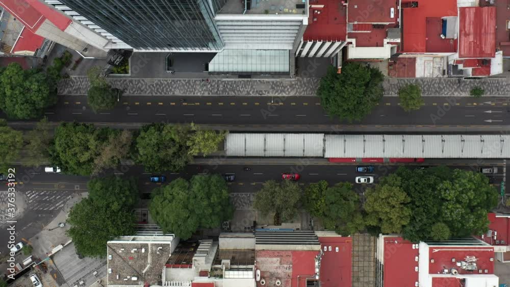 Vista aérea cenital sobre la estación La Piedad del Metrobus con detalle a las Nuevas Banquetas CDMX Vista aérea cenital sobre la estación La Piedad del Metrobus con detalle a las Nuevas Banquetas CDMX