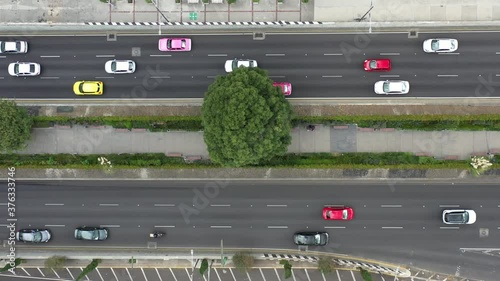 Vista aérea cenital sobre el Ecoducto Río de la Piedad y el Viaducto Miguel Alemán Valdés