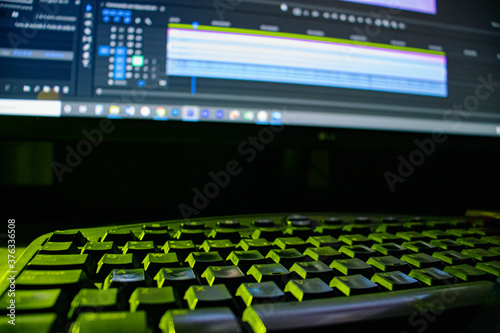 Teclado colorido e monitor, edição de vídeo © Mateus