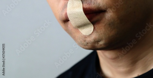 口呼吸防止のテープを貼った男性のクローズアップ
