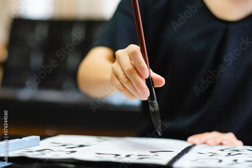 書道をする日本人女性 習字 毛筆