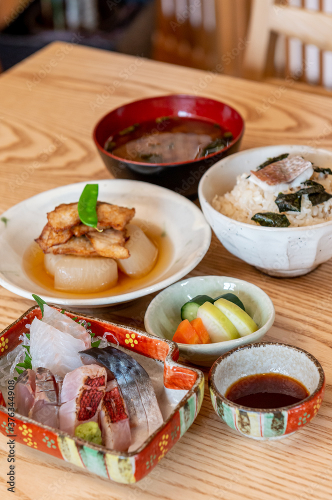 刺身定食 ご飯 味噌汁 刺身 煮物 刺身定食 ご飯 味噌汁 刺身 煮物