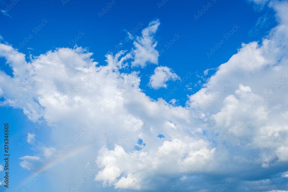 Fototapeta premium 真夏の青空と虹 積乱雲 8月 背景素材 コピースペース