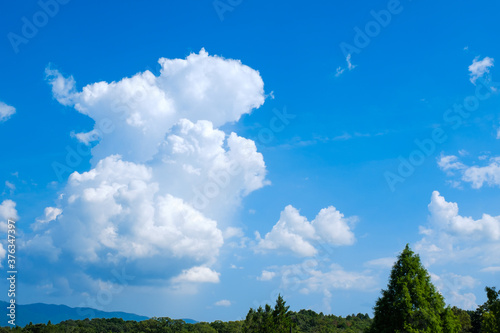 入道雲が広がる真夏の空　積乱雲　8月　背景素材　コピースペース © Rummy & Rummy