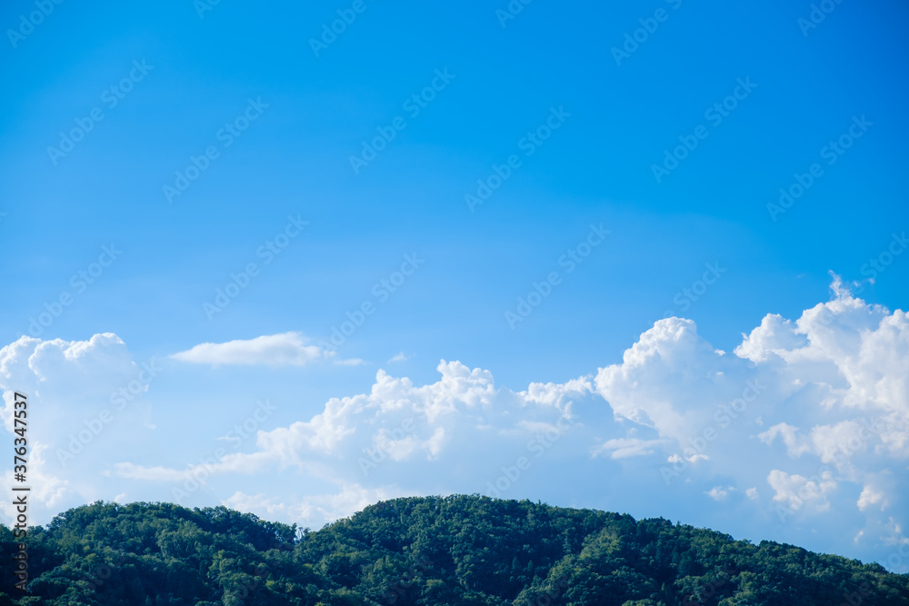 入道雲が広がる真夏の空　積乱雲　8月　背景素材　コピースペース