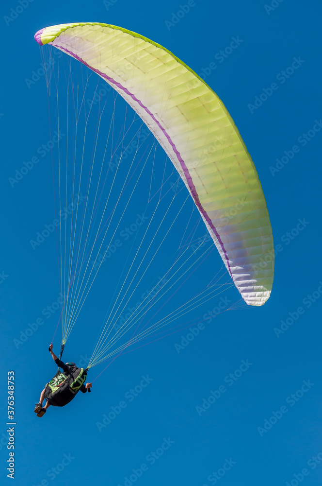 Parapentiste dans le ciel Aveyronnais au dessus du viaduc de Millau. Parapentiste dans le ciel Aveyronnais au dessus du viaduc de Millau.