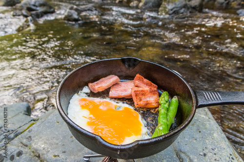 アウトドア料理　ベーコンと目玉焼き