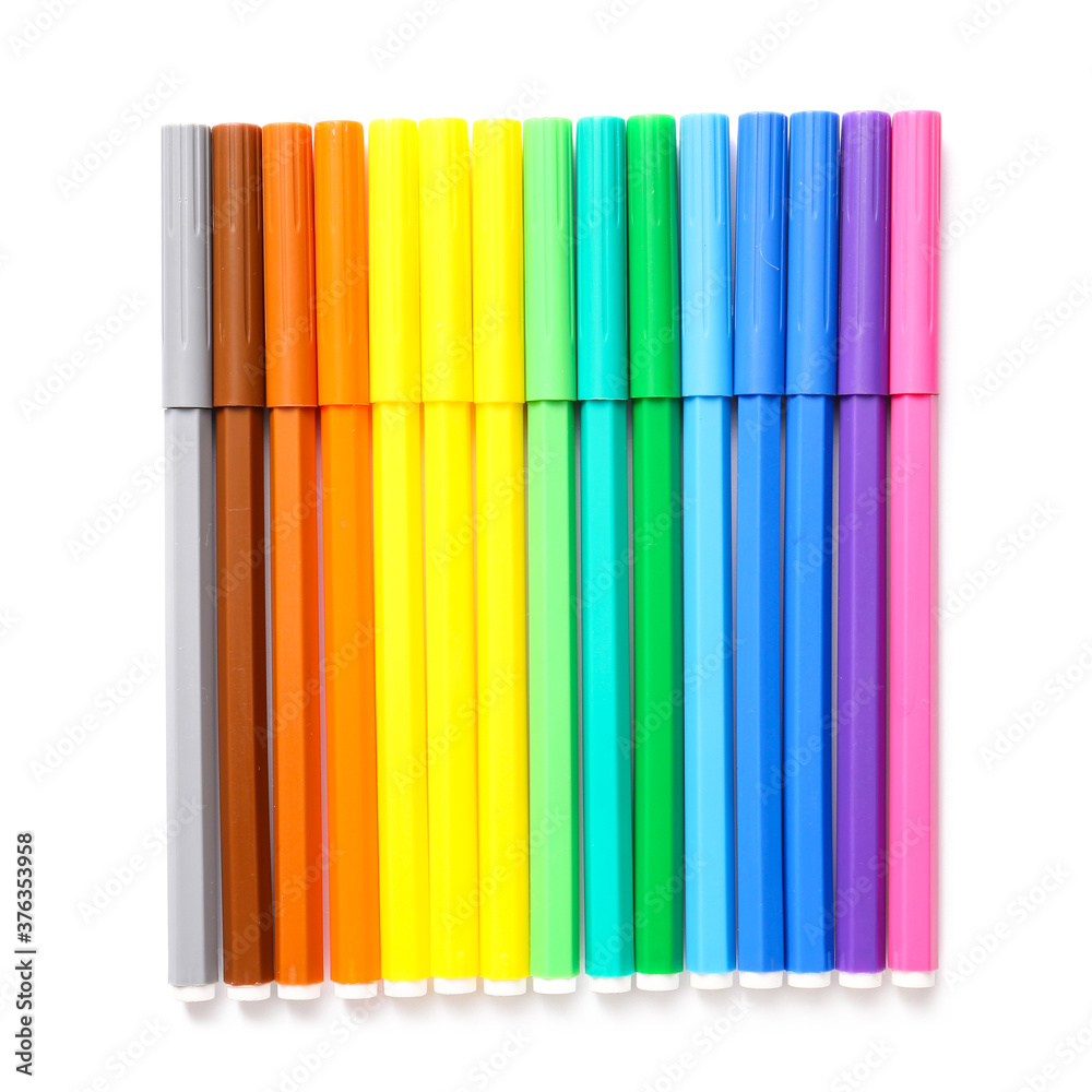 Obraz premium Colorful felt-tip pens on white background