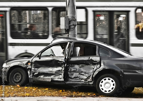 Fotografía crashed car, urban traffic
