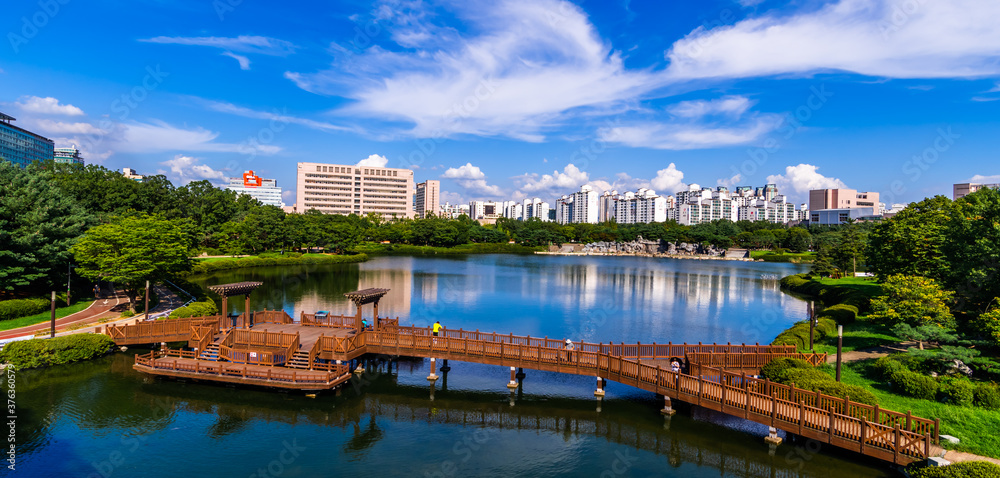 Fototapeta premium Overhead, southern view of Ilsan Lake in Goyang, South Korea. 
