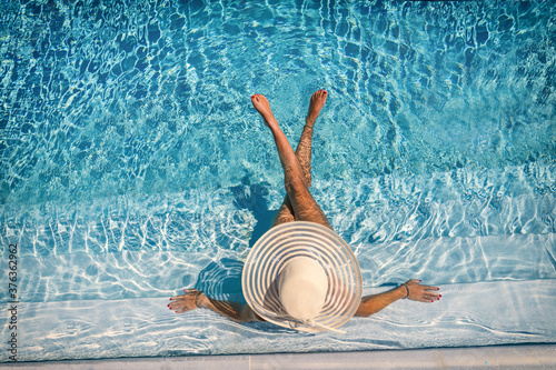 Photo woman in luxury spa resort near the swimming pool.