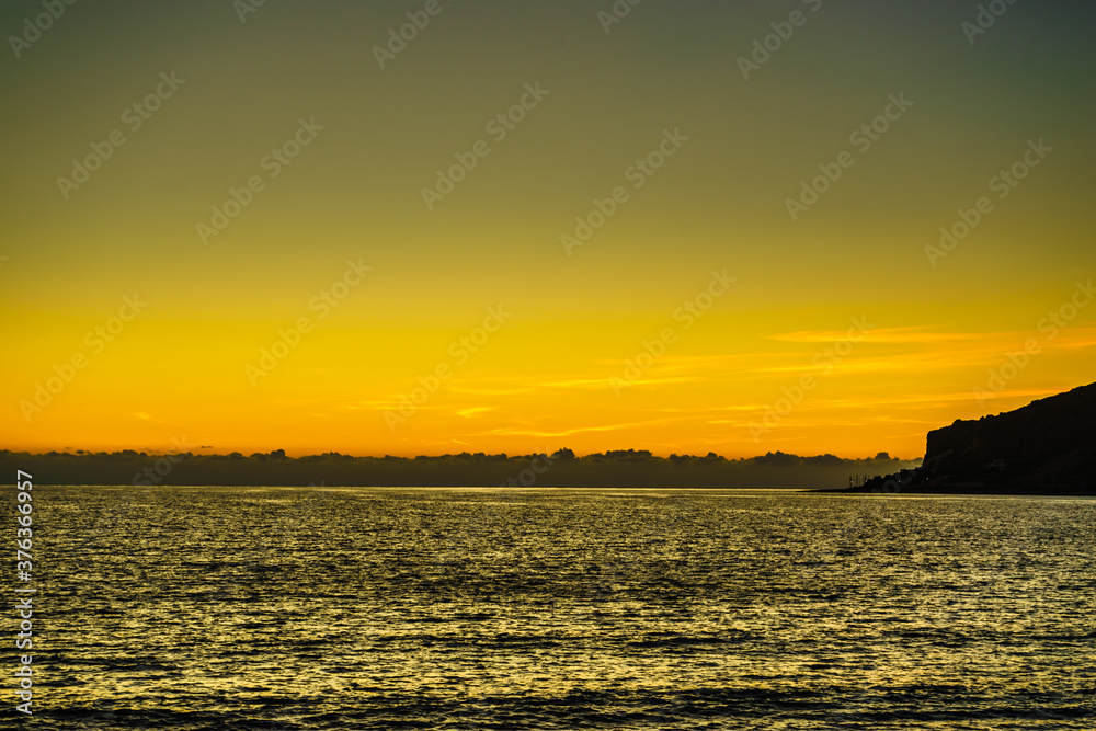 Naklejka premium Sunset or sunrise over sea surface