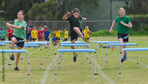 Obraz na płótnie Young girl runs a hurdle w salonie
