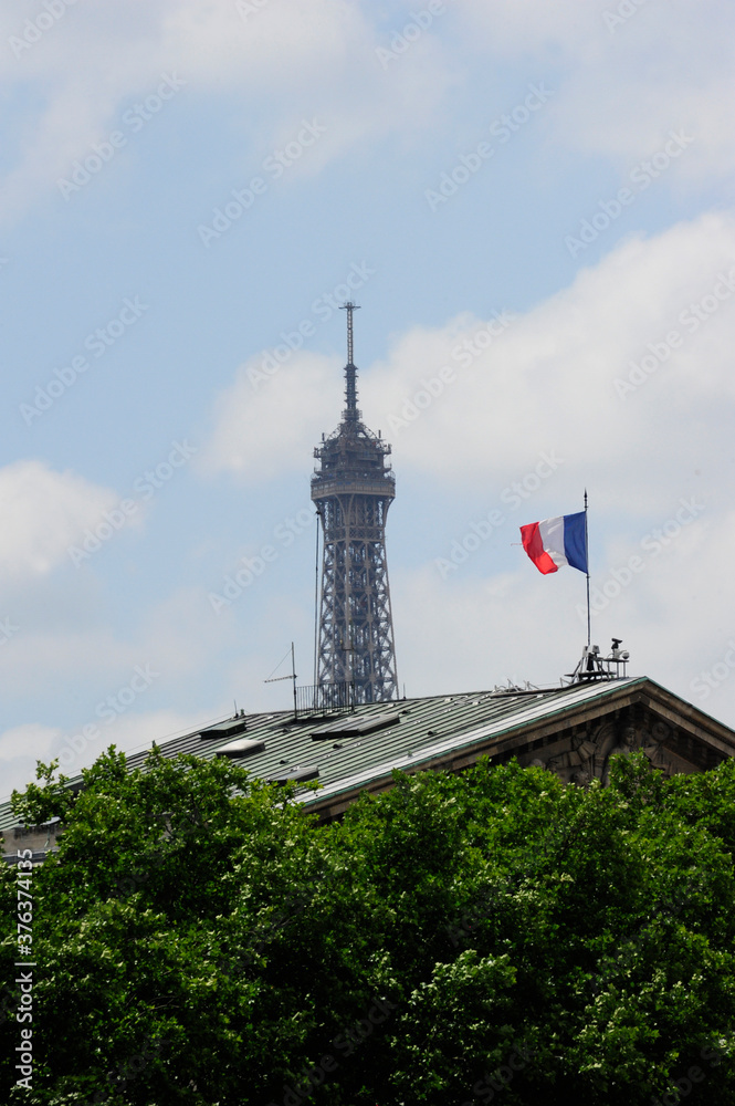 Obraz premium Punta de Torre Eufel con bandera Francesa