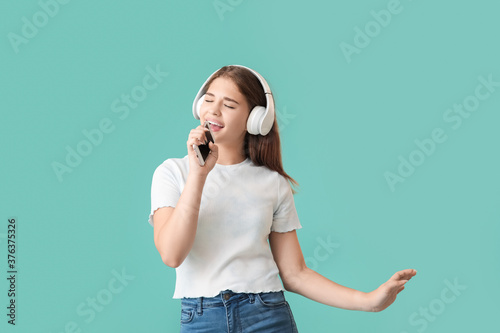 Teenage girl listening to m...