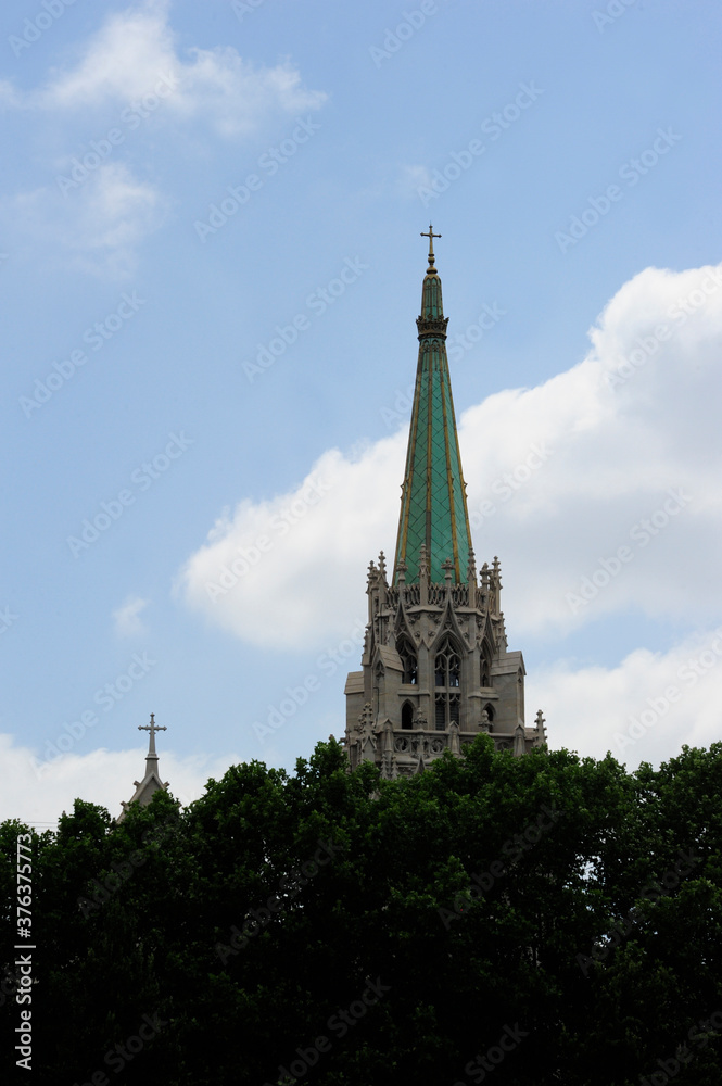 Iglesia Gótica en Paris Francia, cera del rio sena Iglesia Gótica en Paris Francia, cera del rio sena