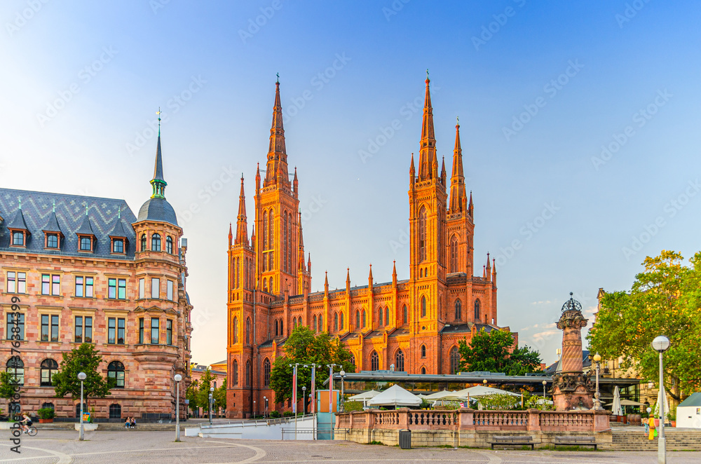Obraz premium Wiesbaden cityscape with Evangelical Market Protestant church or Marktkirche and City Palace Stadtschloss or New Town Hall Rathaus on Market Square in historical city centre, State of Hesse, Germany