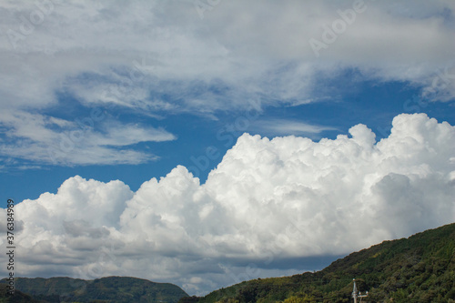 台風前の雲と山 雲たちの集合場所