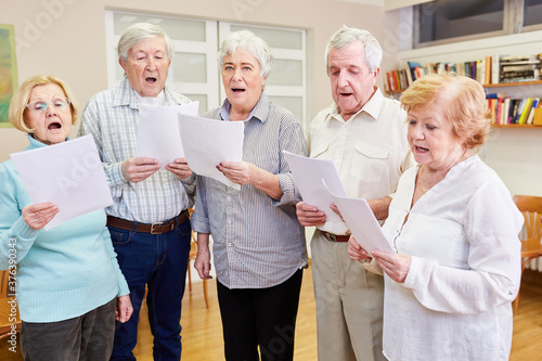 Fototapete Old people as singers in a senior choir
