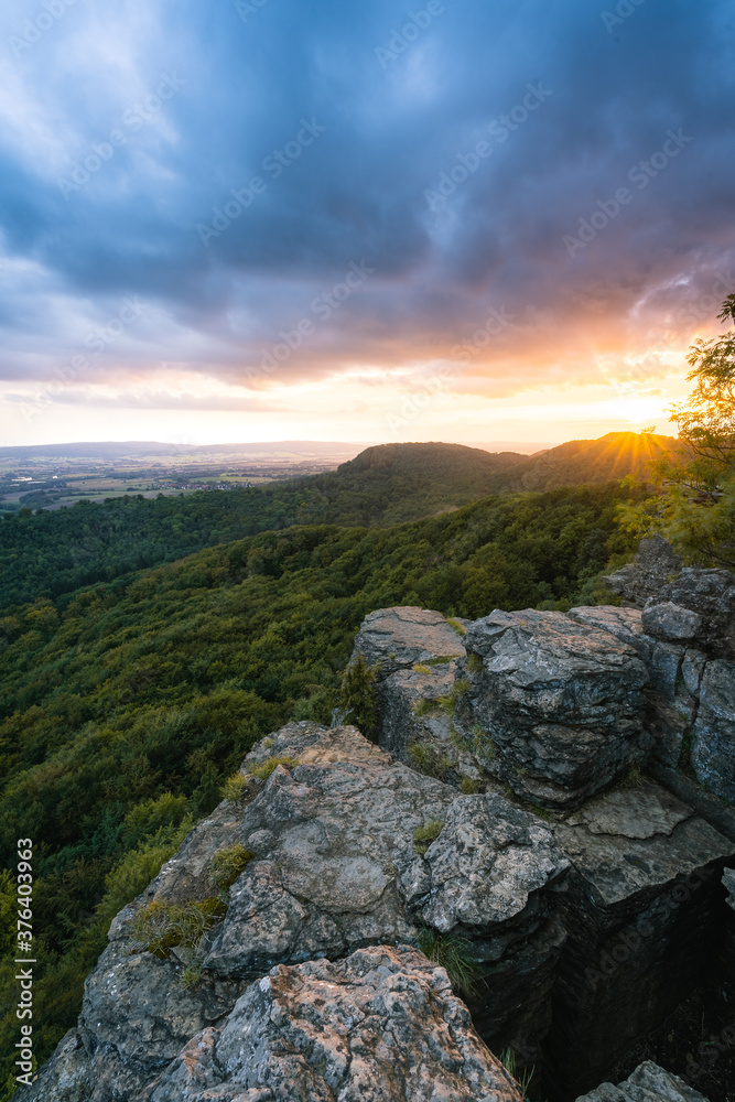 Aussicht von den Hohenstein Klippen bei Sonnenuntergang, Weserbergland, Teutoburger Wald