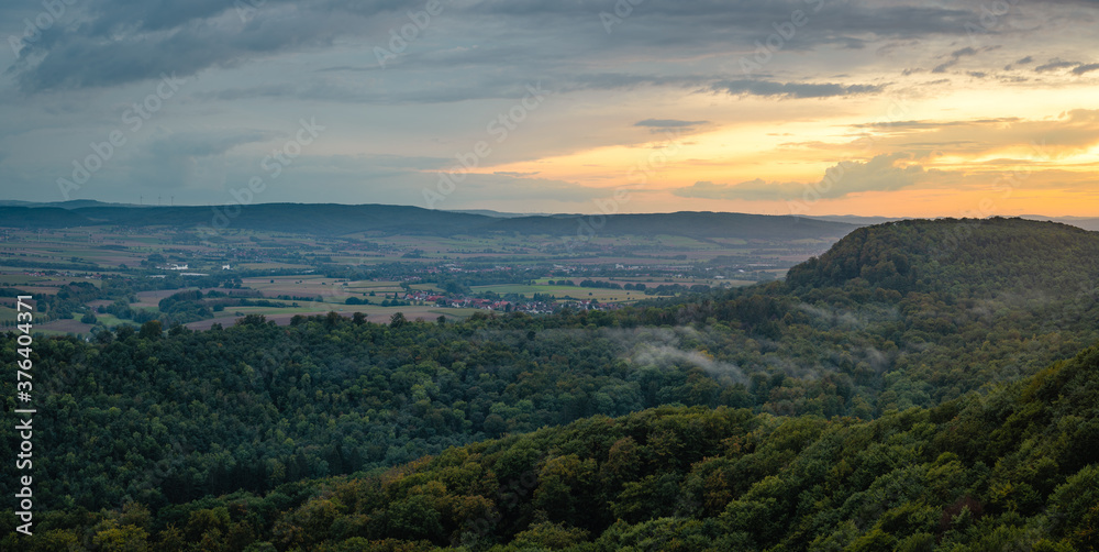 Aussicht von den Hohenstein Klippen bei Sonnenuntergang, Weserbergland, Teutoburger Wald Aussicht von den Hohenstein Klippen bei Sonnenuntergang, Weserbergland, Teutoburger Wald