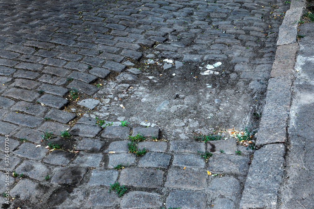 Foto Stock Broken pavements sidewalks on the sidewalk. pavement with paving slabs with defects