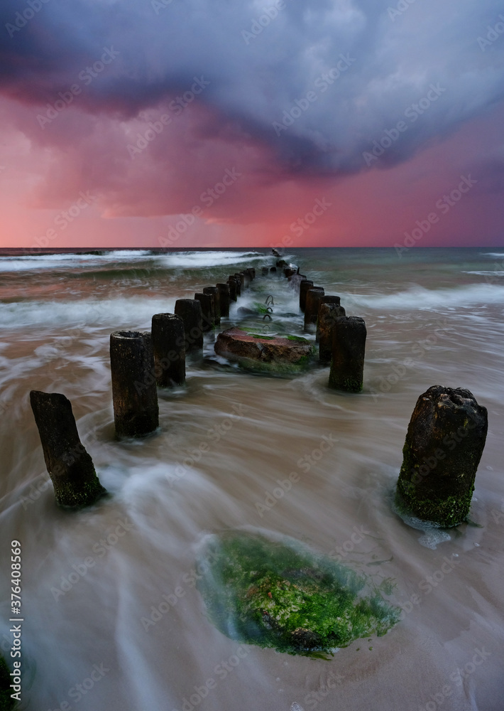 Burzowe chmury na wybrzeżu Morza Bałtyckiego,falochron,plaża,fale morskie,Kołobrzeg,Polska.