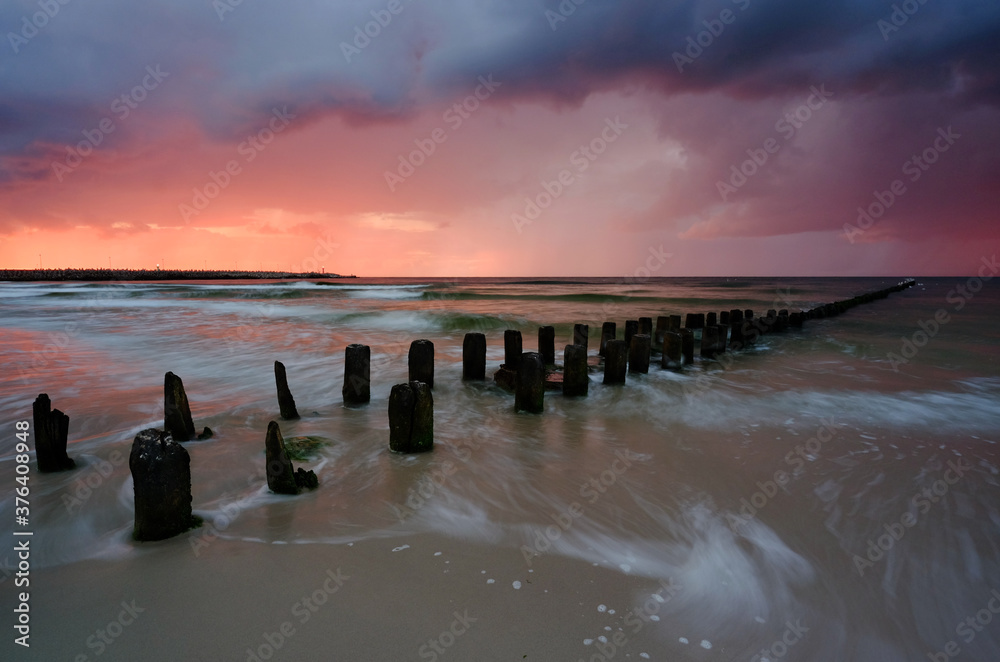 Burzowe chmury na wybrzeżu Morza Bałtyckiego,falochron,plaża,fale morskie,Kołobrzeg,Polska.