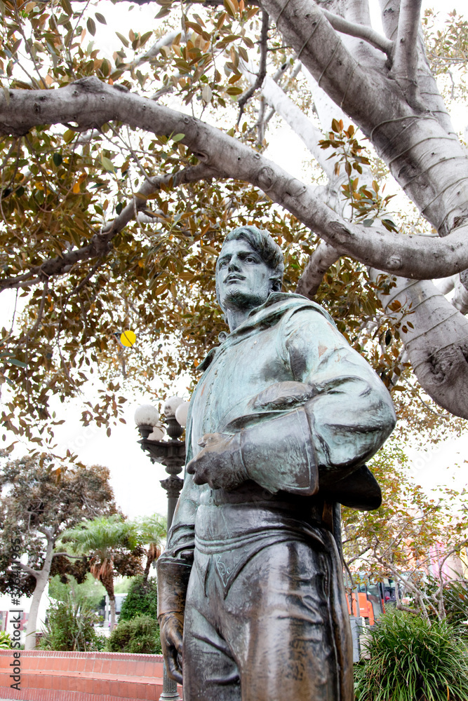 公園に立つ銅像