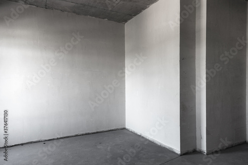The plastered walls of the new apartment in the newly built house. Repair and construction of houses and apartments. Puttying walls inside the building. Apartment in the beginning of renovation