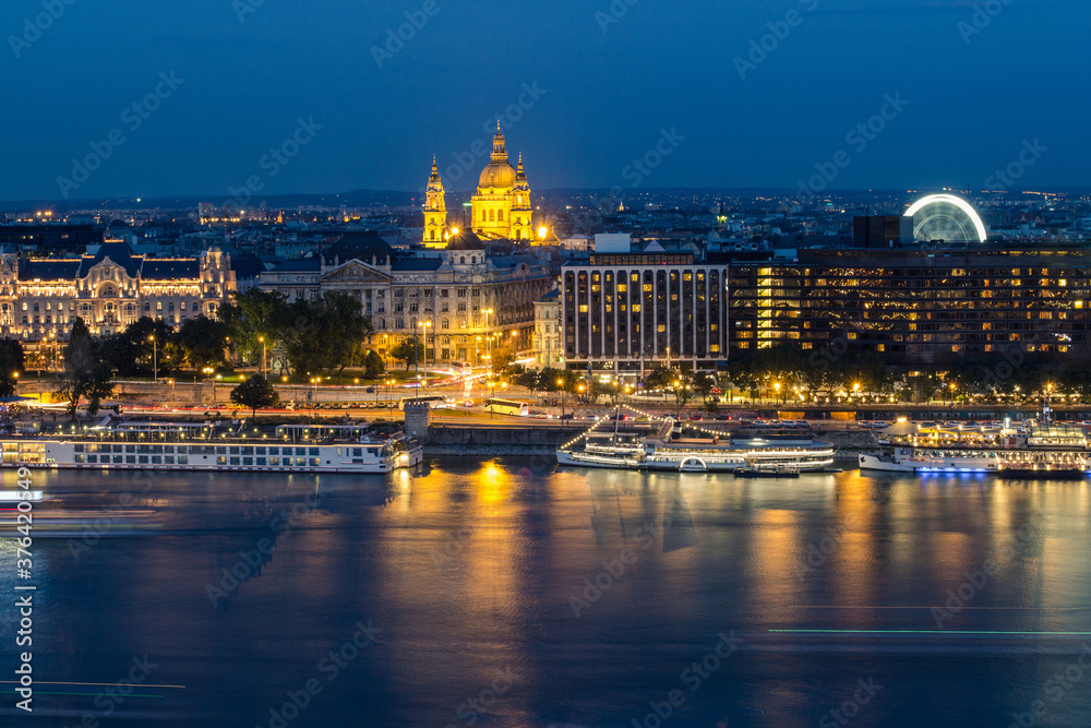 Obraz premium Night view of the Danube river embankment in Budapest. Hungary