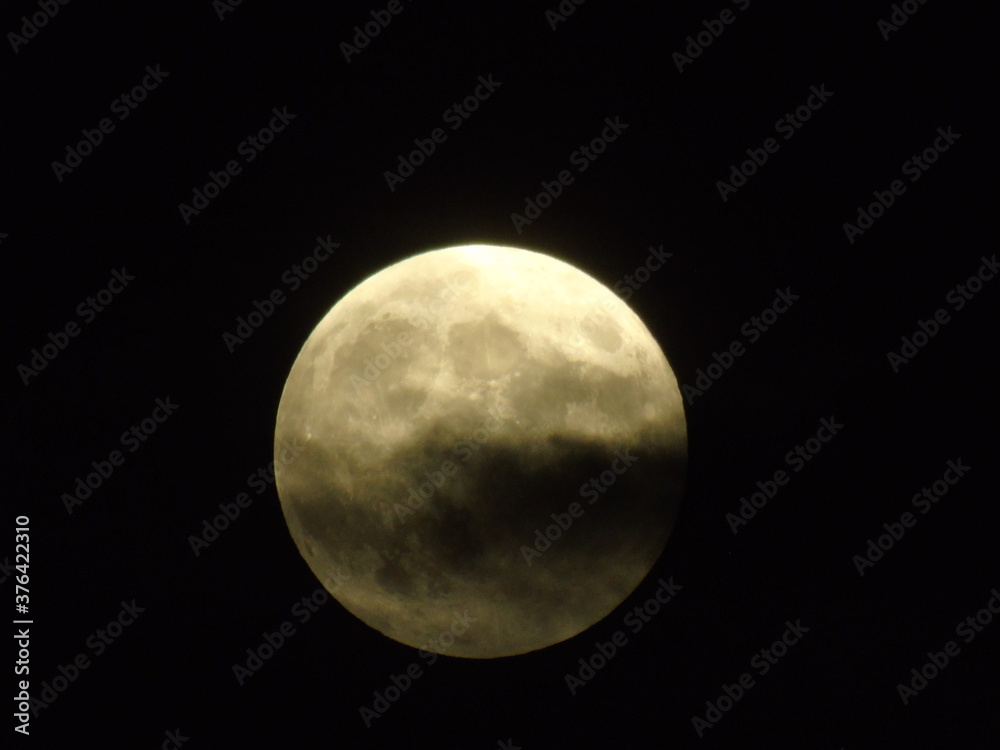 Obraz premium full moon in cloudy night sky