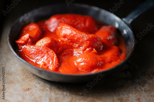 Obraz na płótnie rustic italian peeled red tomato w salonie