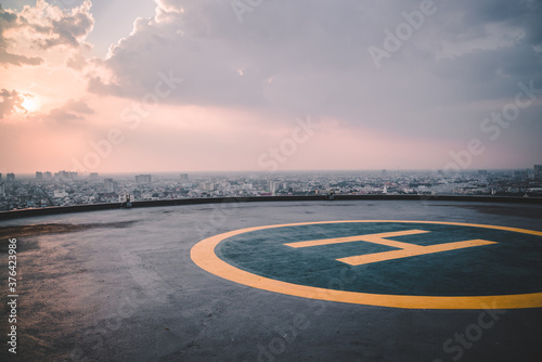 Tableau sur toile Helipad sunset Bangkok, Thailand, rooftop helicopter, top of the building, skyli
