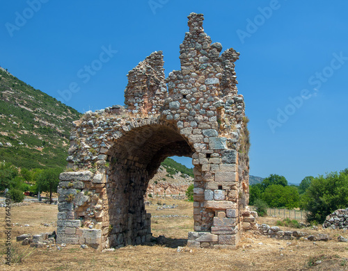 Überreste des Torturms eines Zisterzienser-Klosters am Stymphalischen See. Stymphalia, Peloponnes, Griechenland,  photo