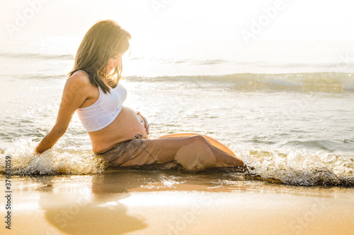 Obraz na plátně Mujer embarazada posando en la playa (Pregnant woman posing on the beach)