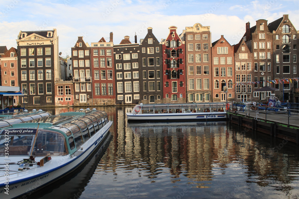 Romantisches Amsterdam; Tanzende Häuser am Damrak
