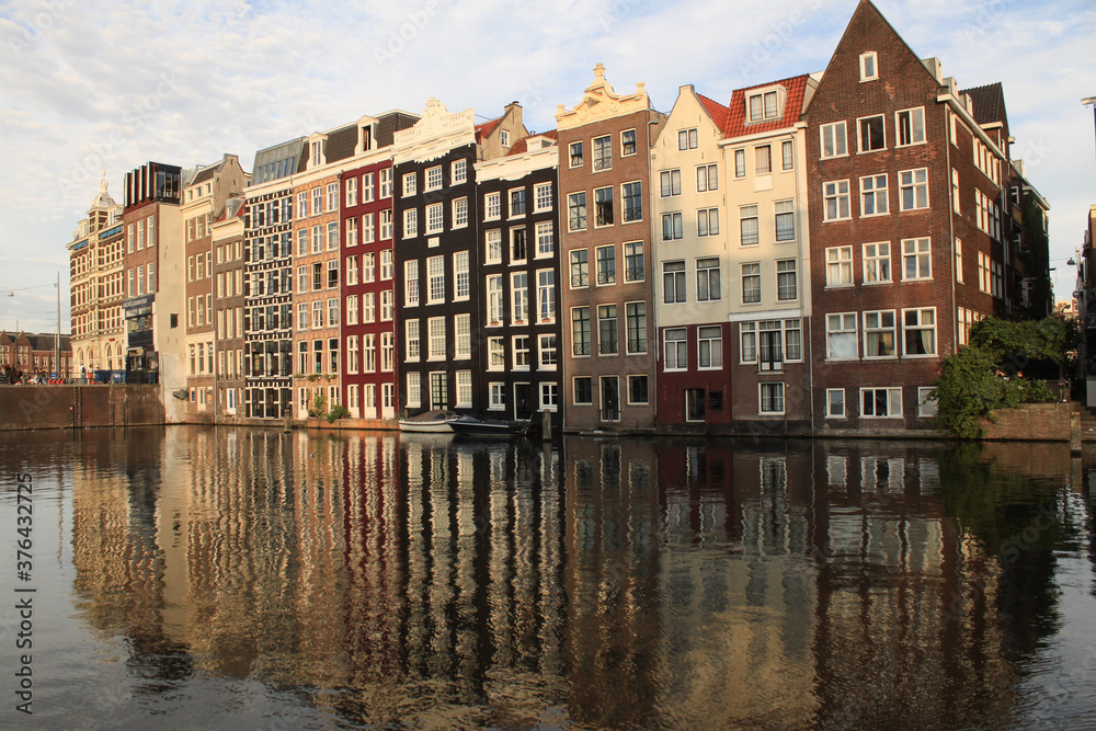 Amsterdam; Häuserzeile am Damrak (Rückseite der Warmoesstraat)