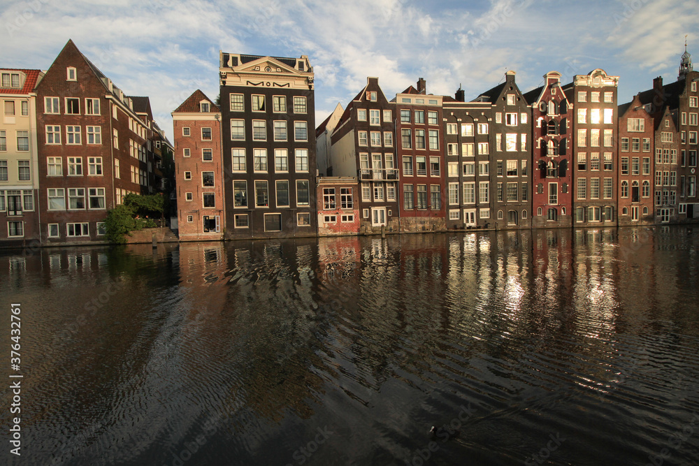 Romantisches Amsterdam; Häuserzeile am Damrak (Rückseite der Warmoesstraat)