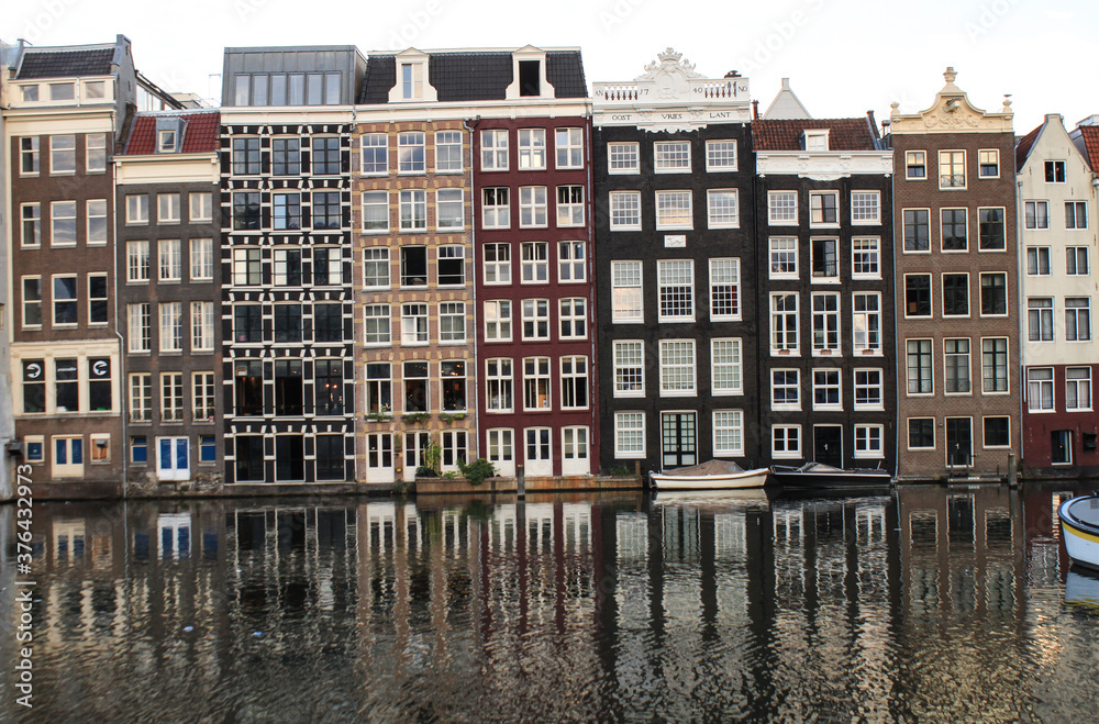 Amsterdam; Häuserzeile am Damrak (Rückseite der Warmoesstraat)