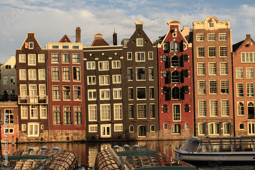 Photography Romantisches Amsterdam; Tanzende Häuser am Damrak (Rückseiteder Warmoesstraat)