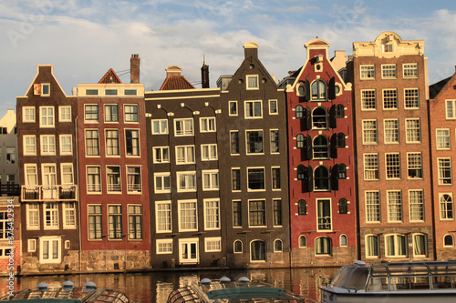 Die "Tanzenden Häuser" in Amsterdam; Häuserzeile am Damrak (Rückseite der Warmoesstraat)