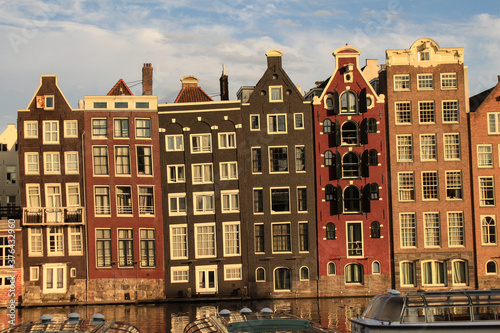 Die "tanzenden Häuser" von Amsterdam; Häuserzeile am Damrak (Wasserseite der Warmoesstraat)